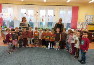 Zdjęcie grupowe – dzieci i nauczycielki w strojach w kolorze brązowym.